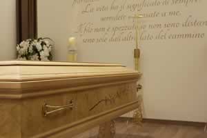Cofano funebre in legno con decorazione