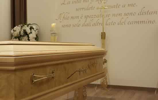 Cofano funebre con decorazioni in legno